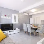 Deluxe Sanja With Seaview Apartament *