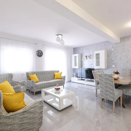 Deluxe Sanja With Seaview Апартаменты *